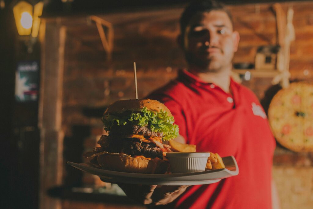Serveur avec burger dans un restaurant