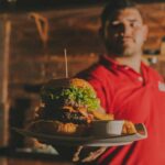 Serveur avec burger dans un restaurant