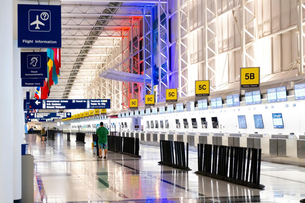 Hall d'enregistrement d'un aéroport américain.