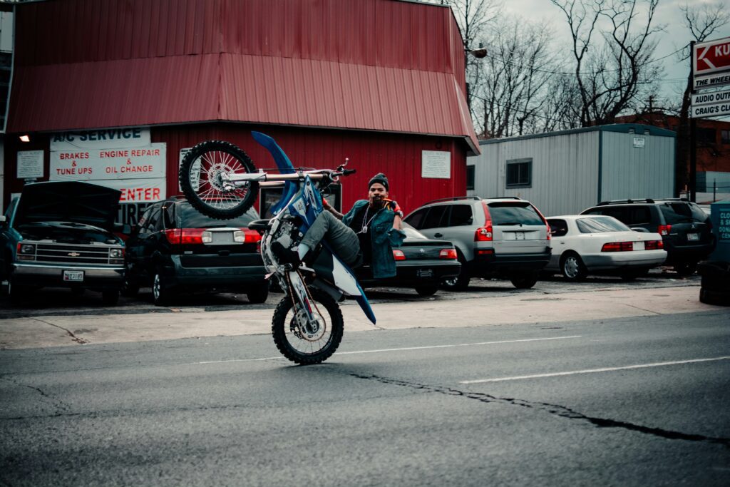 Motard sans casque