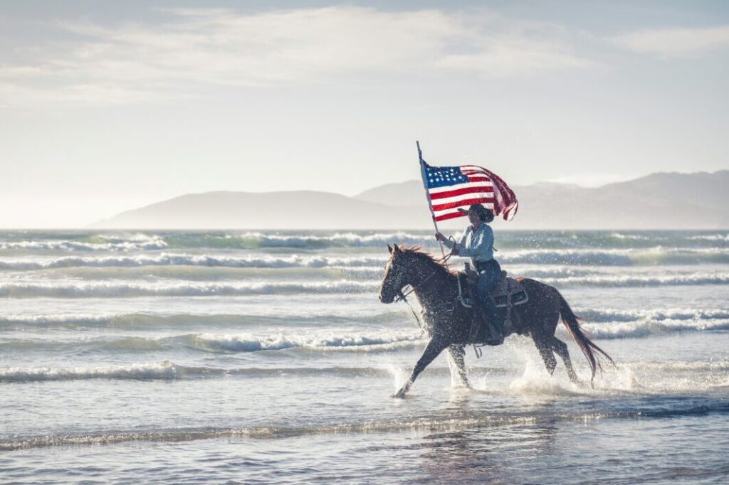 Femme à cheval avec drapeau américain
