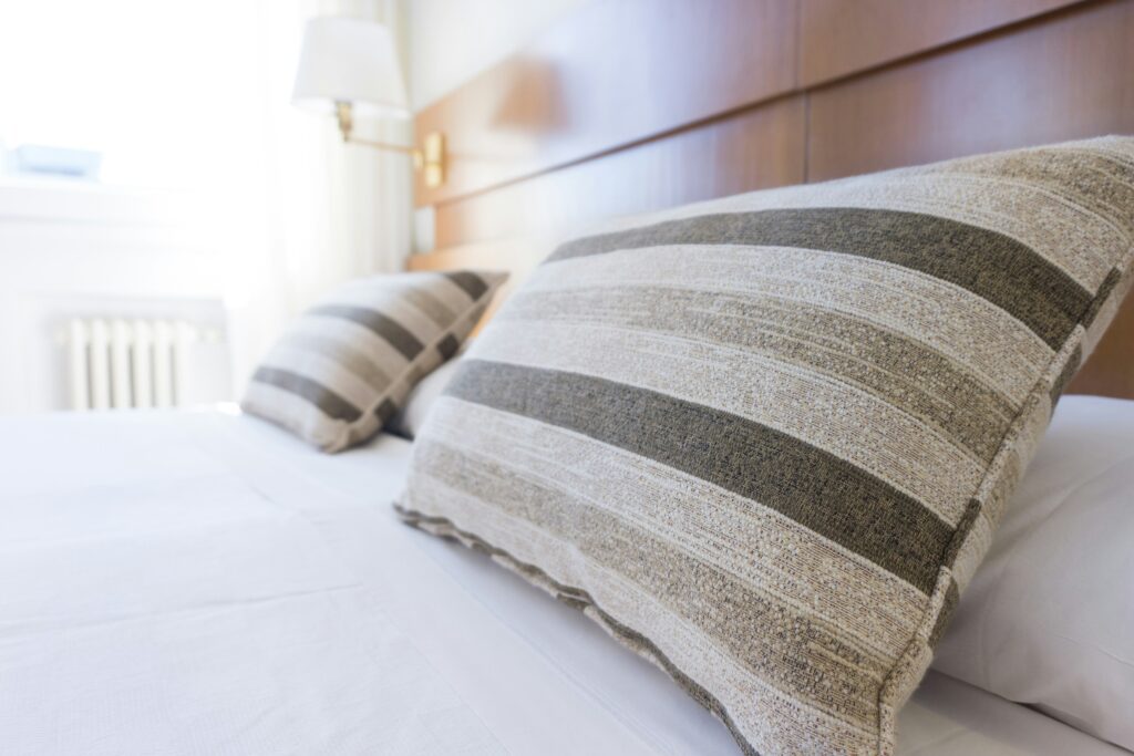 lit d'hôtel ou airbnb