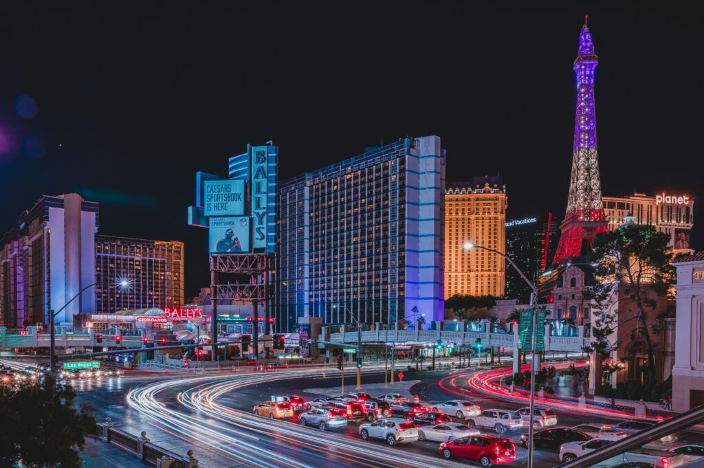 Le strip de Las Vegas avec voitures en avant-plan