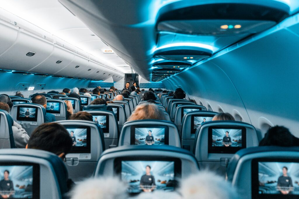 Cabine d’avion, passagers assis, vol vers les États-Unis (attestation Ebola/RDC obligatoire dès le 3 novembre)